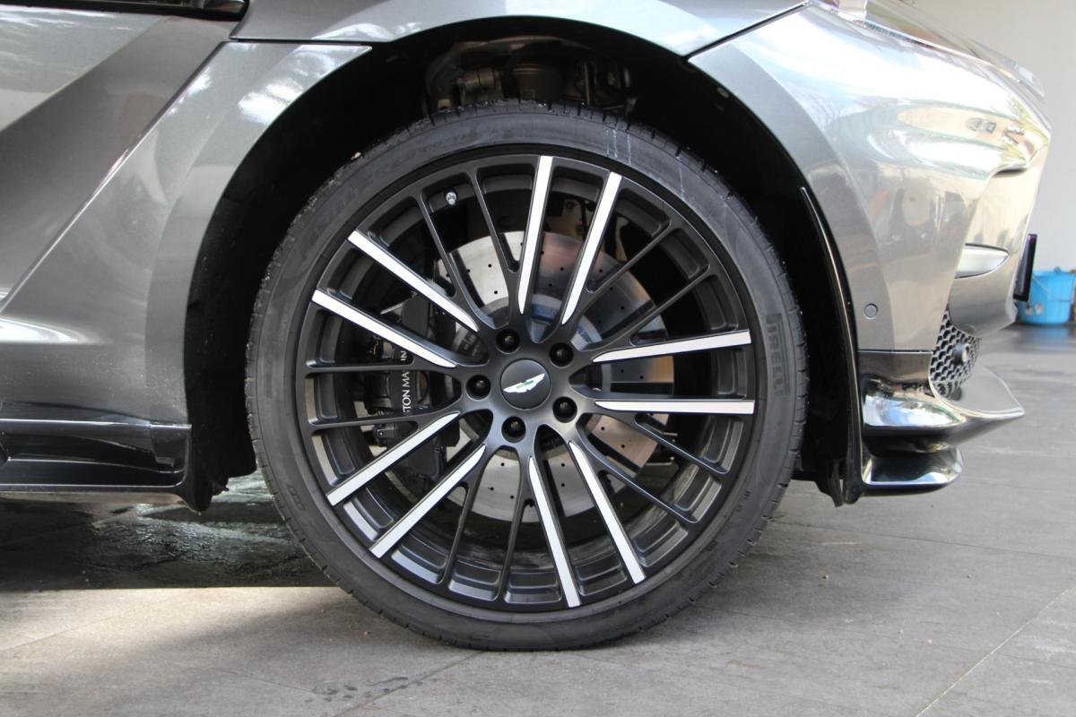 Aston Martin DBX - Photo 4