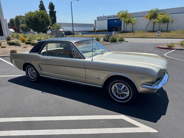 Ford Mustang - Photo 6