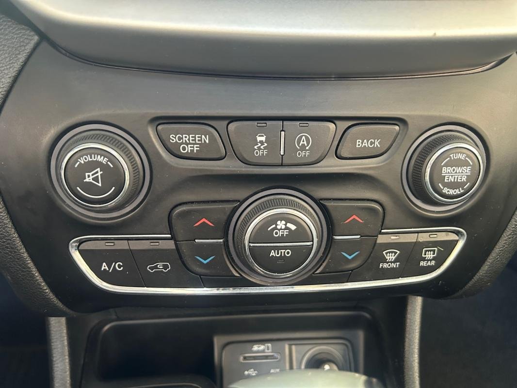 Jeep Cherokee - Photo 21