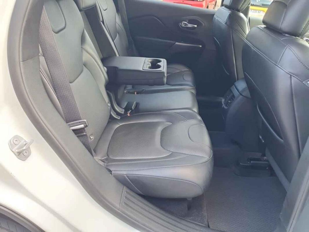 Jeep Cherokee - Photo 28