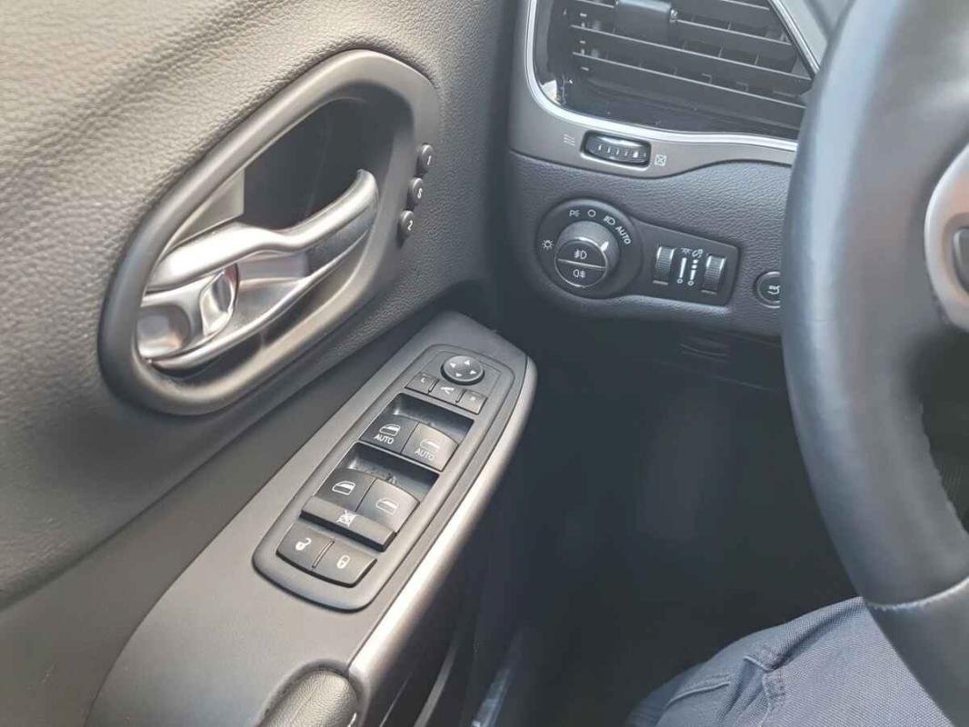 Jeep Cherokee - Photo 19