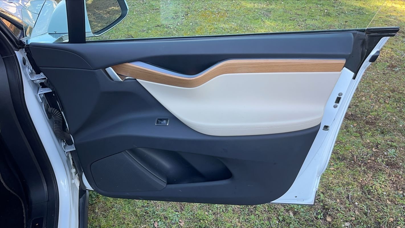 Tesla Model X - Photo 24
