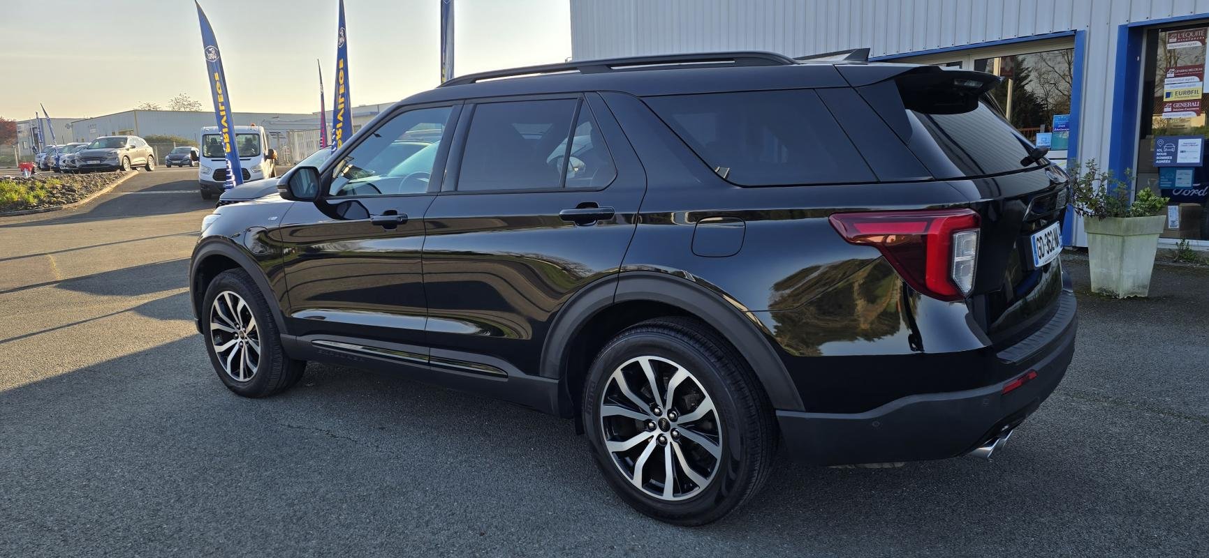 Ford Explorer - Photo 2