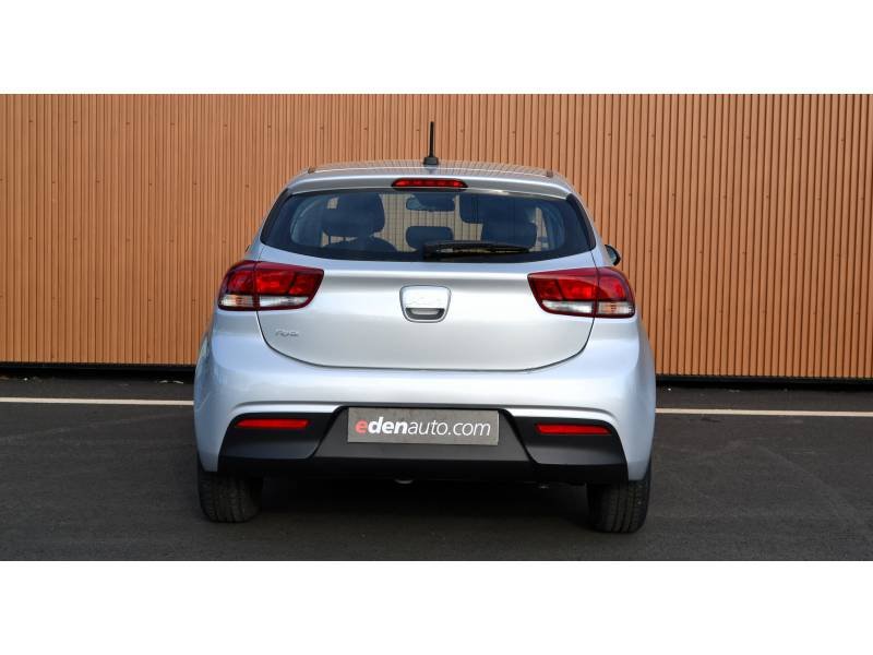 Kia Rio - Photo 11