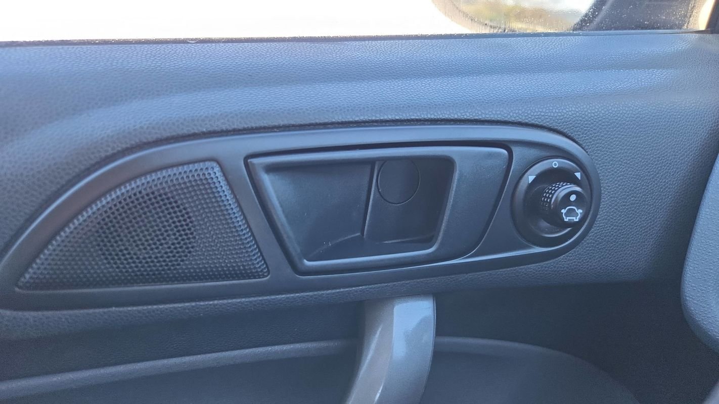 Ford Fiesta - Photo 13