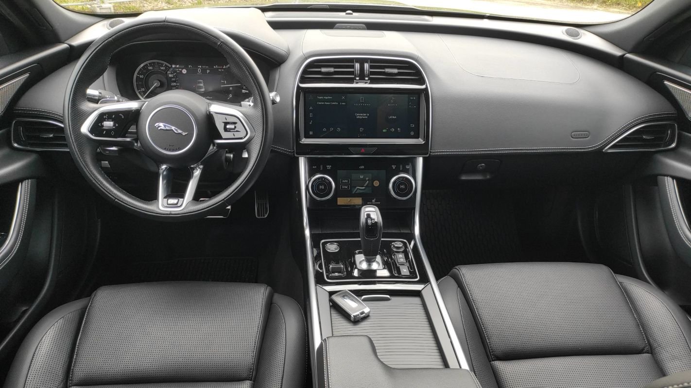 Jaguar XE - Photo 11