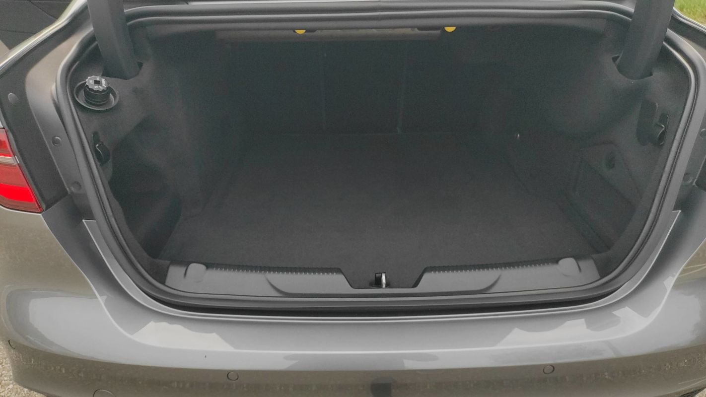 Jaguar XE - Photo 14