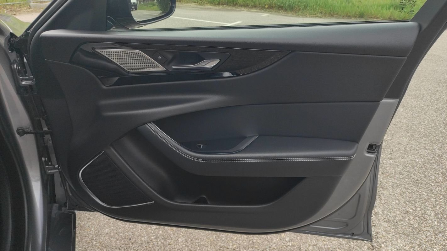Jaguar XE - Photo 22