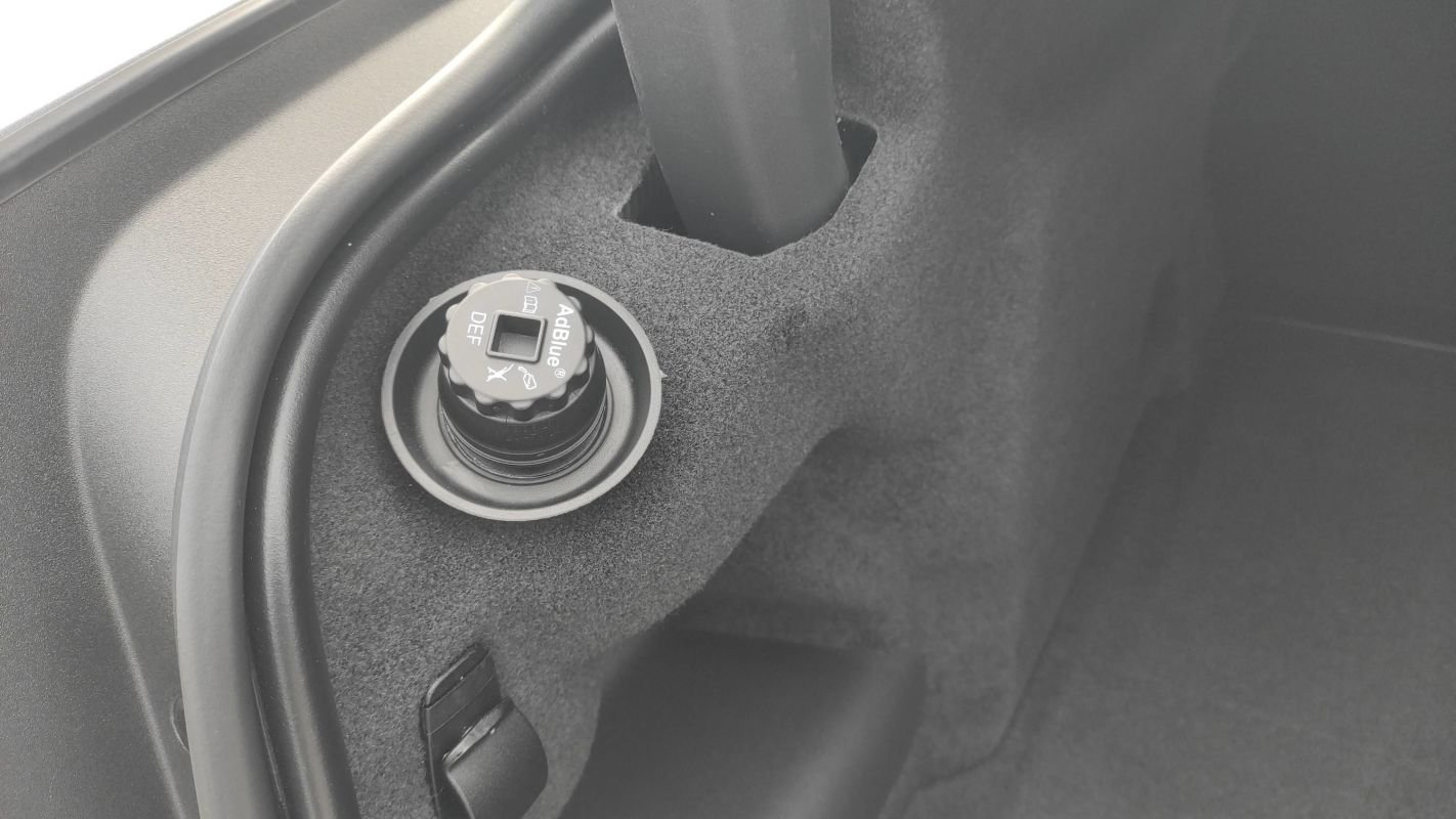 Jaguar XE - Photo 25
