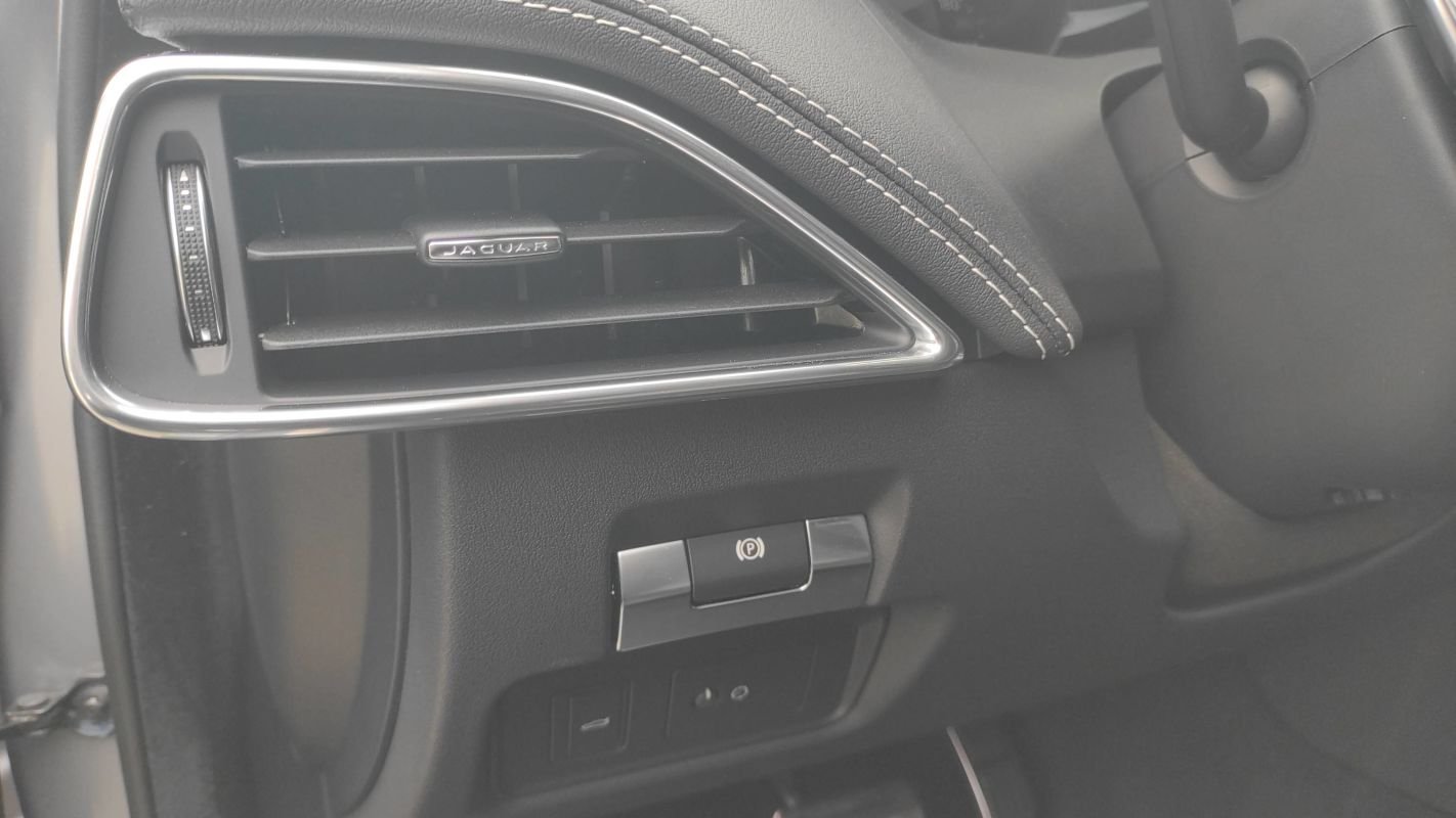 Jaguar XE - Photo 29