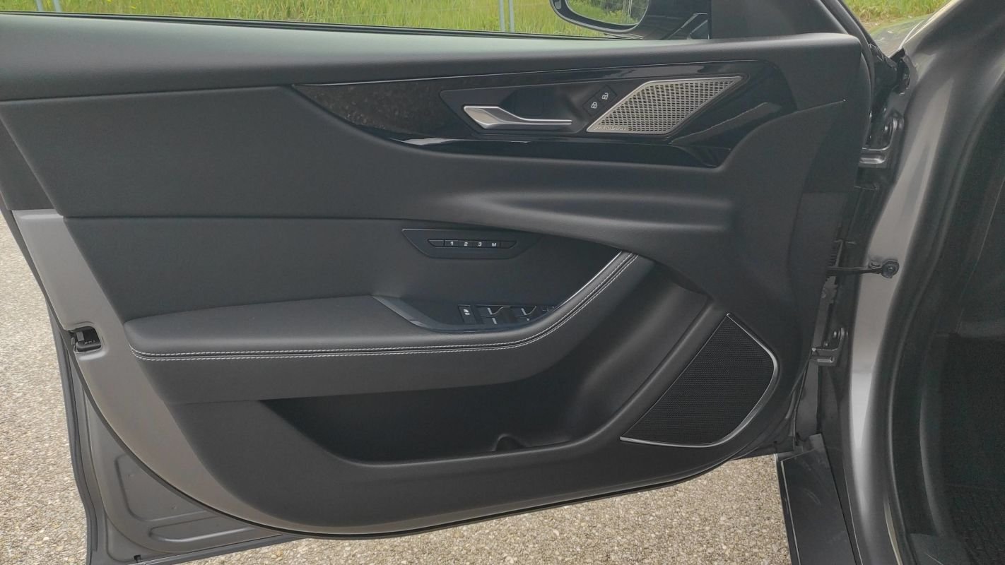 Jaguar XE - Photo 7