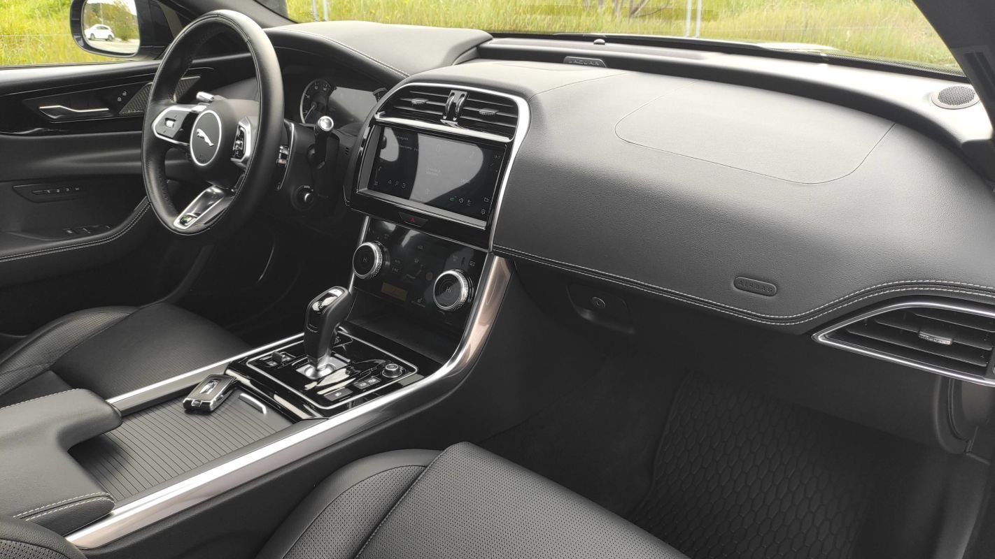 Jaguar XE - Photo 10