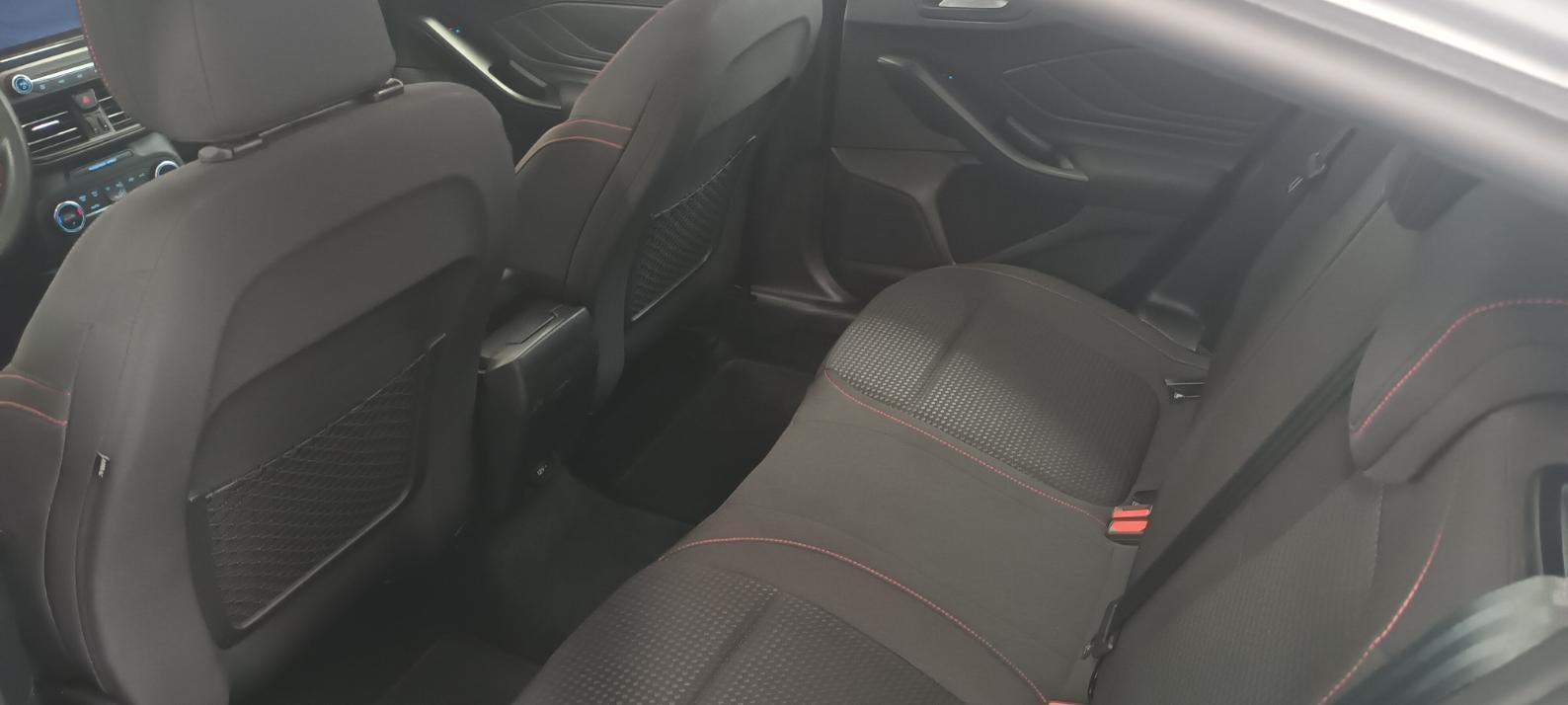 Ford Focus - Photo 10