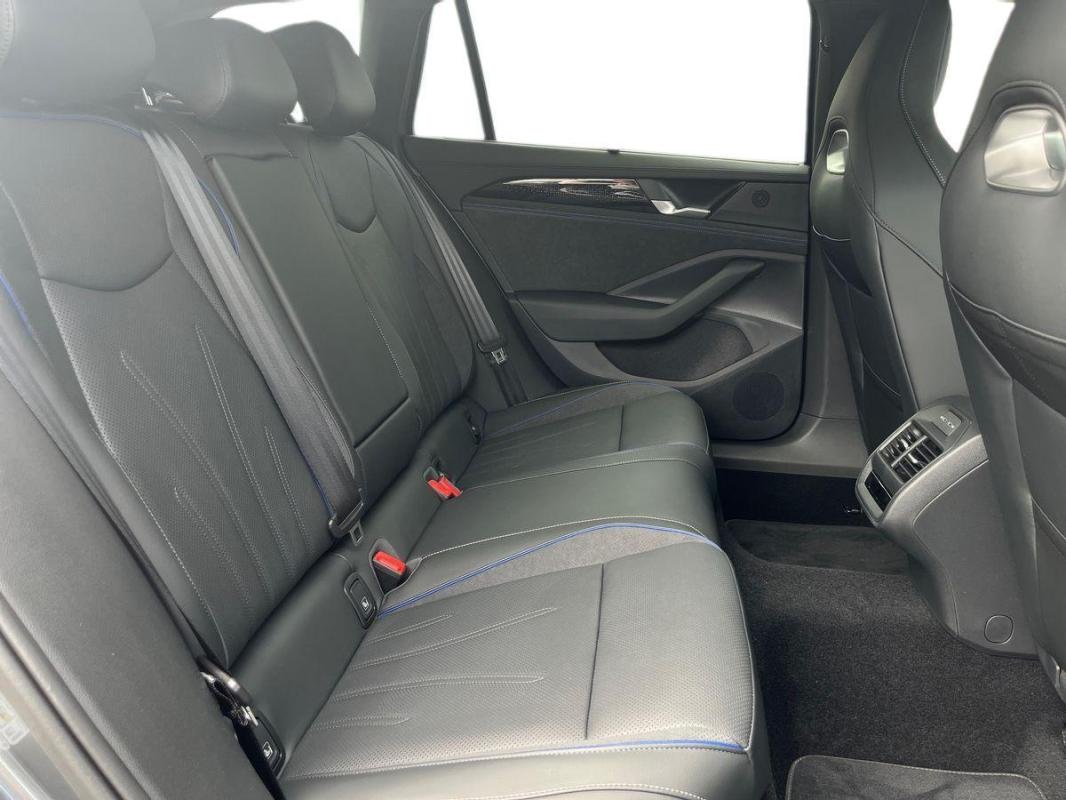 Volkswagen Passat - Photo 23