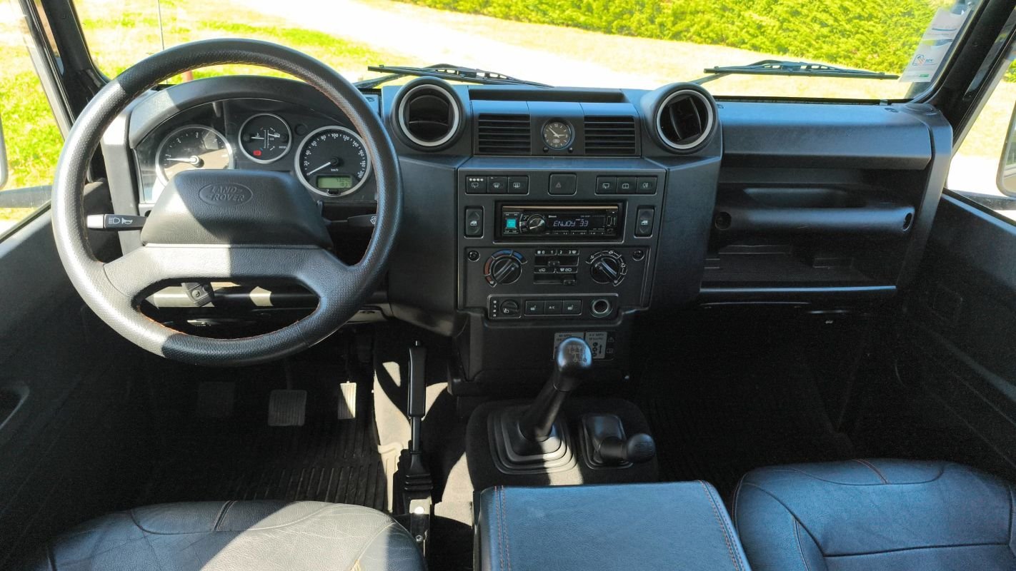 Land Rover Defender - Photo 11