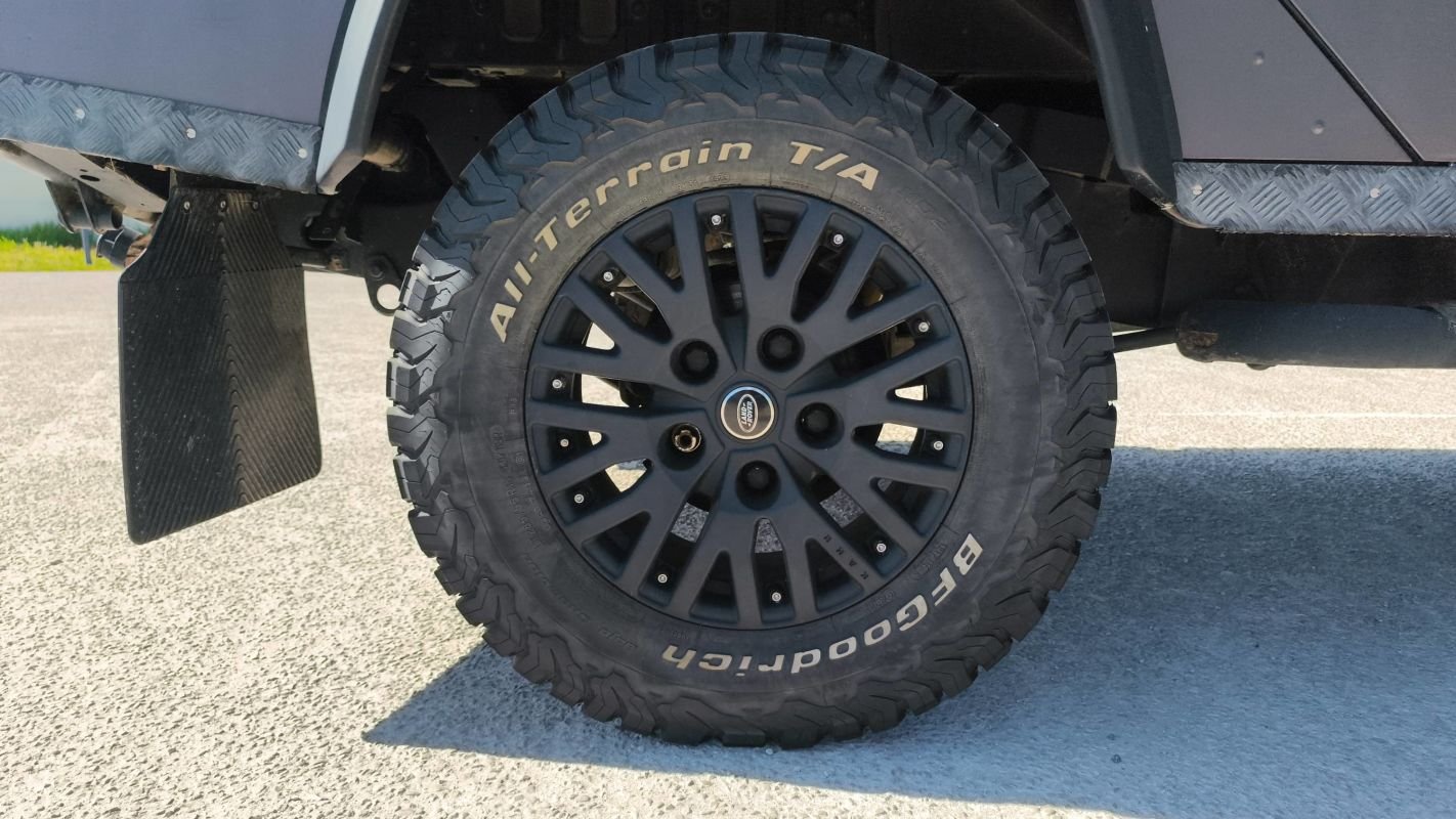 Land Rover Defender - Photo 16