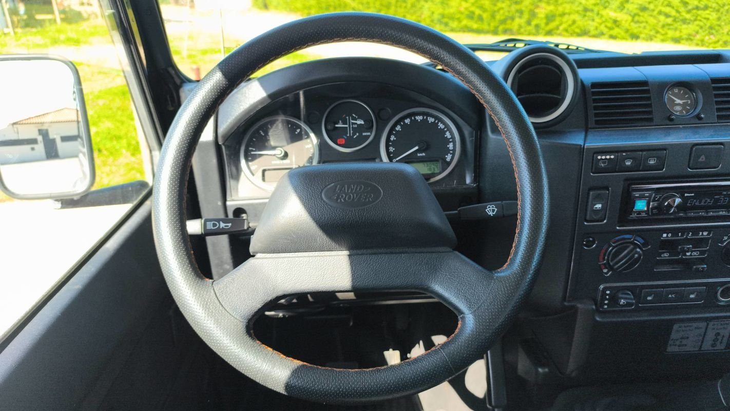 Land Rover Defender - Photo 23
