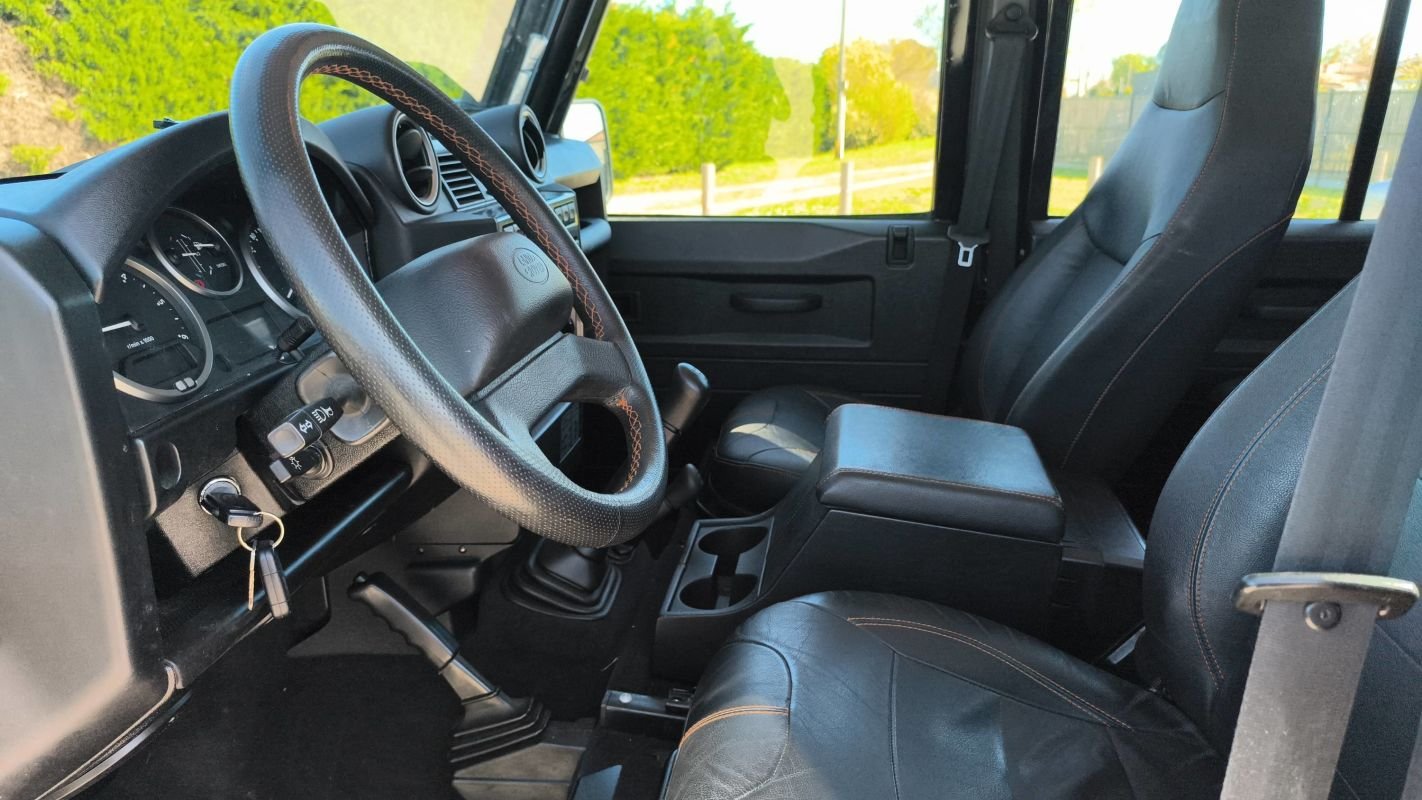 Land Rover Defender - Photo 26