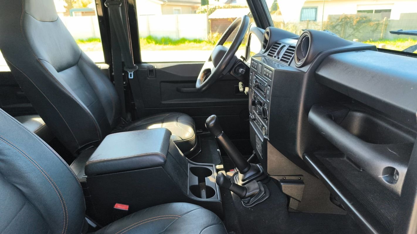 Land Rover Defender - Photo 27