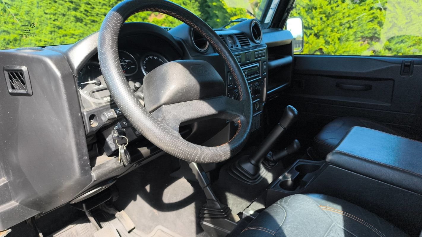 Land Rover Defender - Photo 8