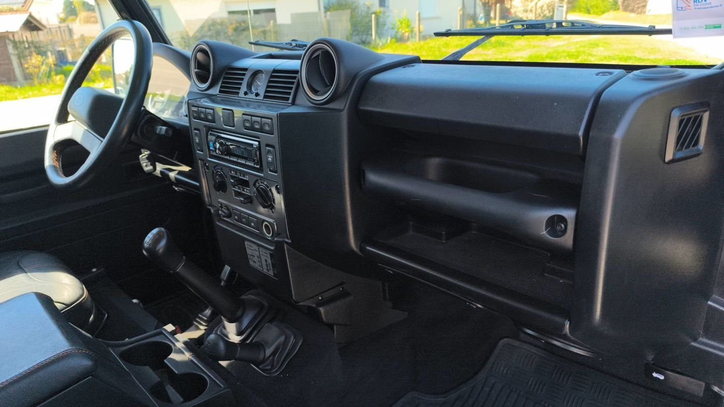 Land Rover Defender - Photo 10