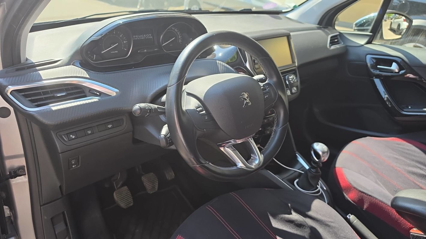 Peugeot 208 - Photo 8