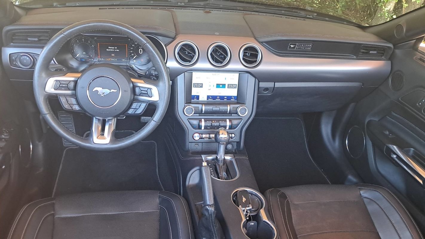 Ford Mustang Convertible - Photo 11