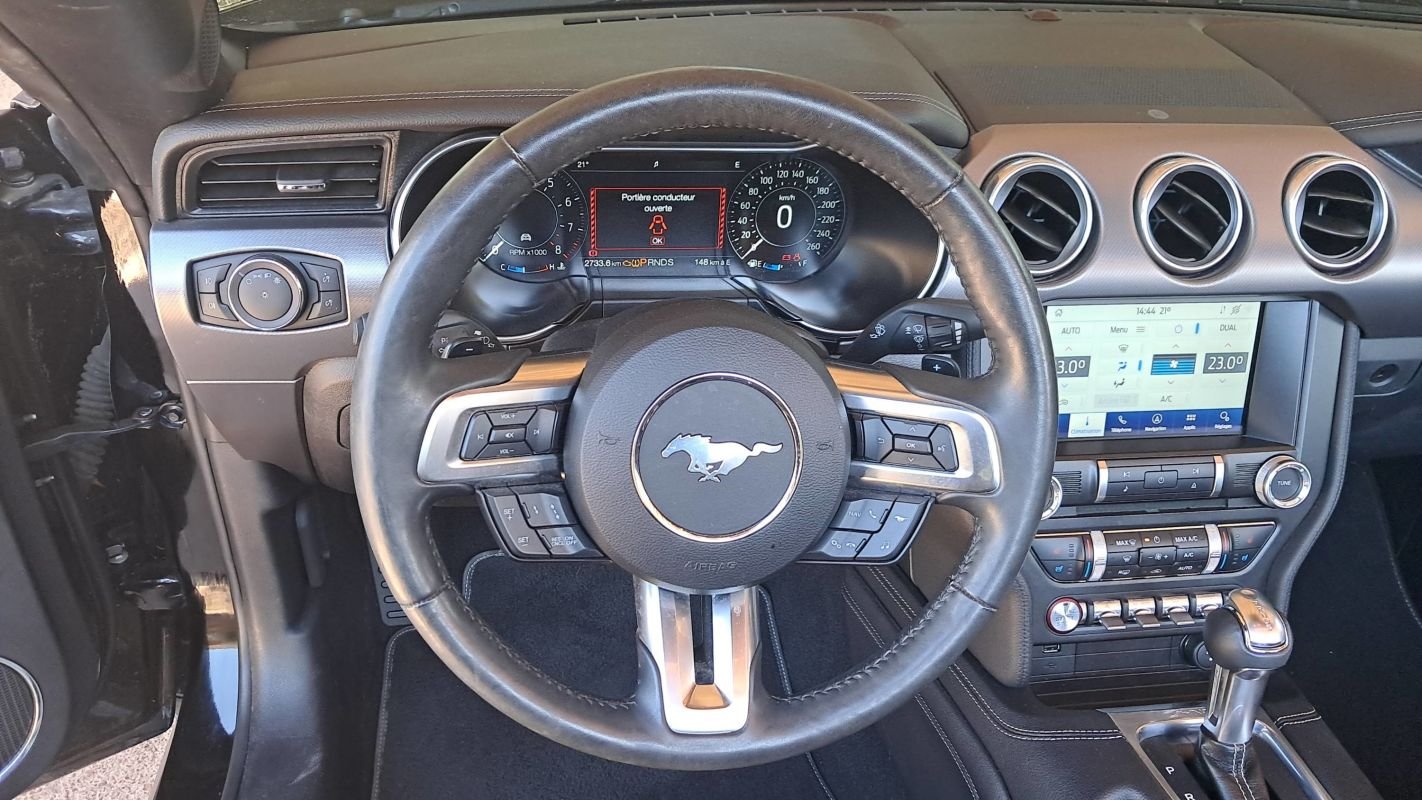 Ford Mustang Convertible - Photo 24