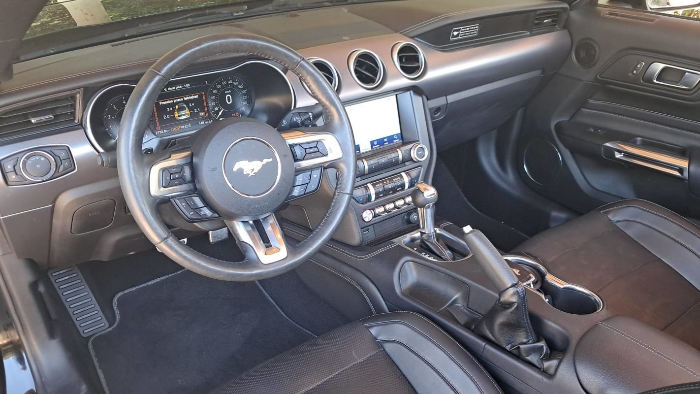 Ford Mustang Convertible - Photo 8
