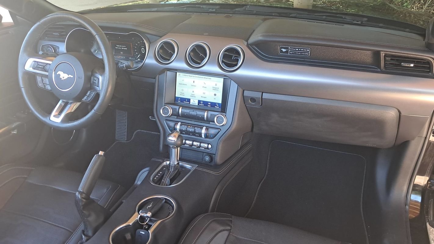 Ford Mustang Convertible - Photo 10