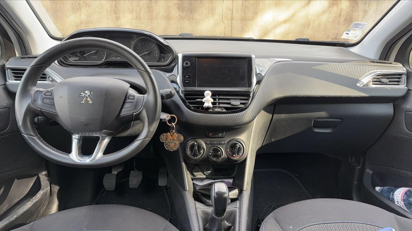 Peugeot 208 - Photo 11