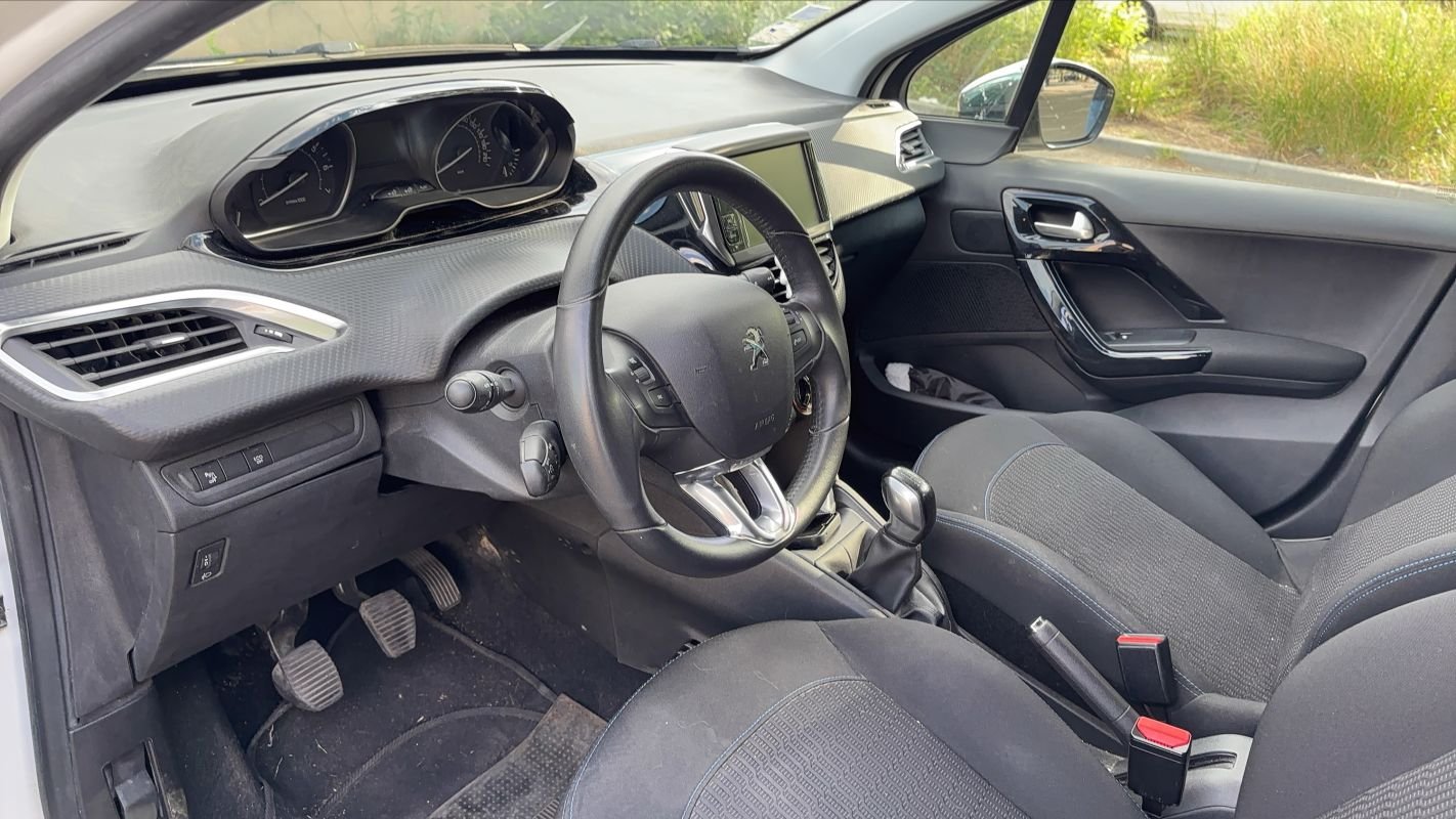 Peugeot 208 - Photo 8