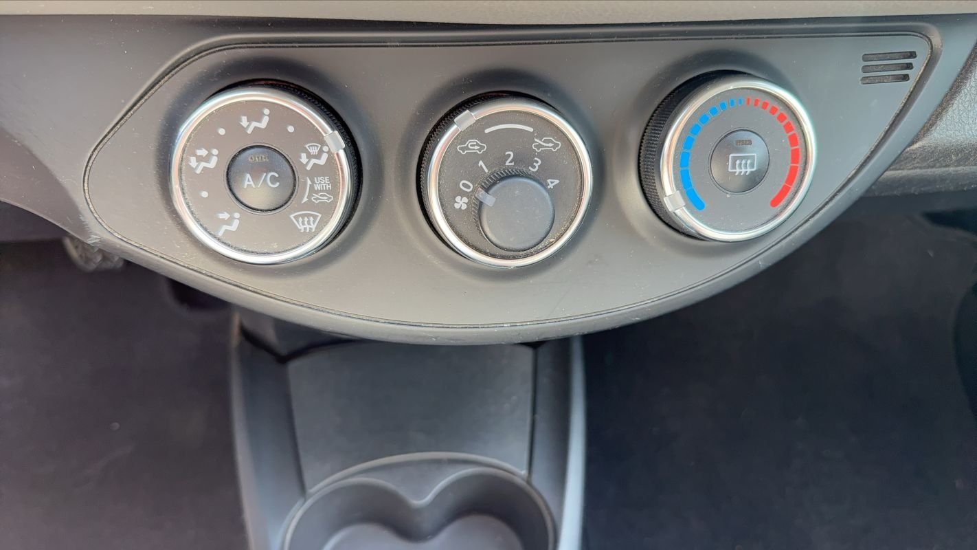 Toyota Yaris - Photo 13