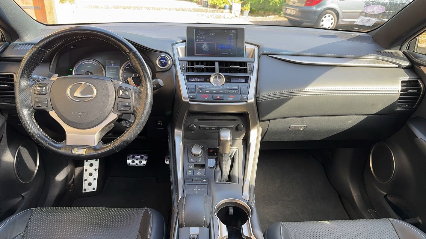 Lexus NX 300h - Photo 11