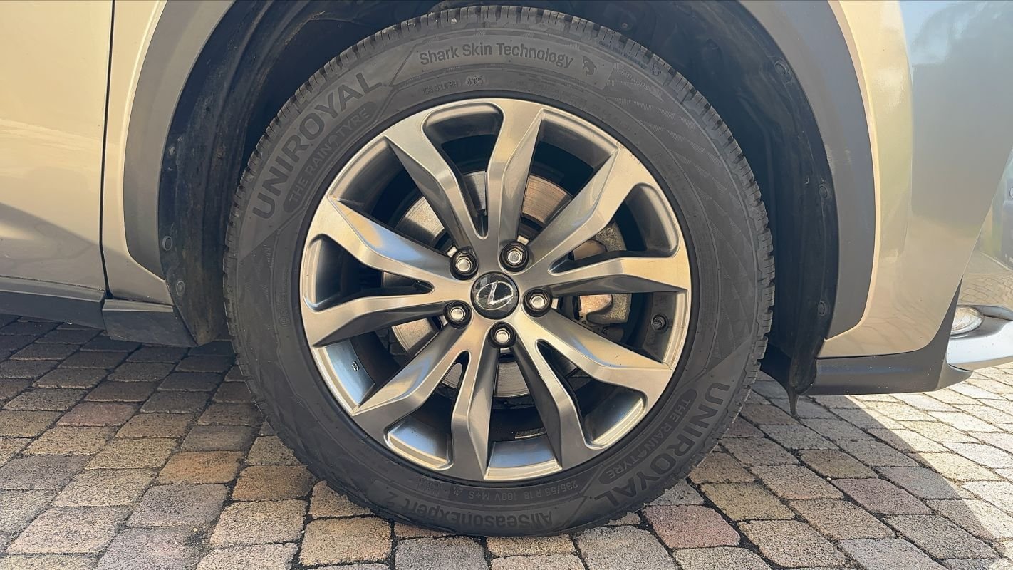 Lexus NX 300h - Photo 17