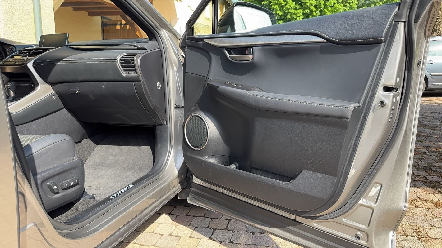 Lexus NX 300h - Photo 22