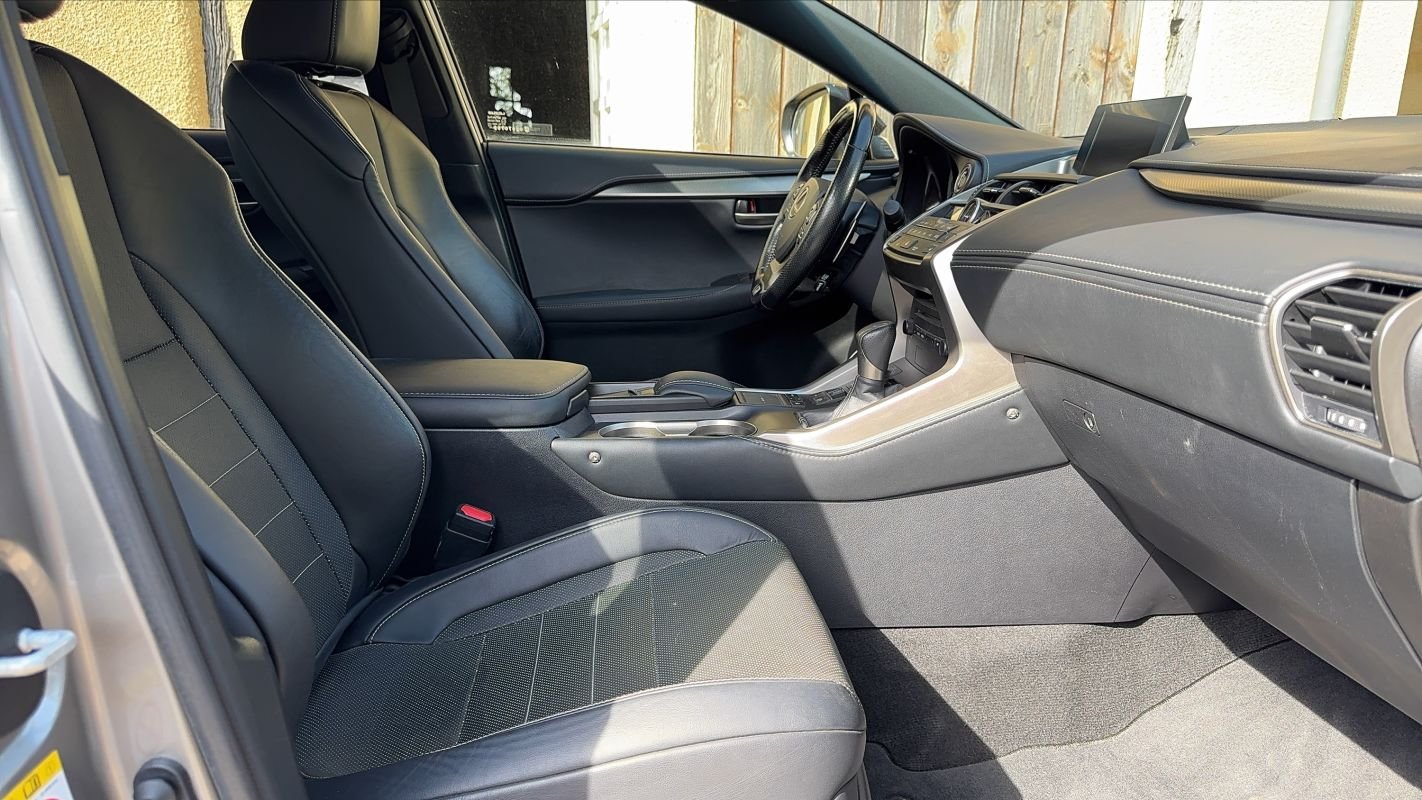 Lexus NX 300h - Photo 26