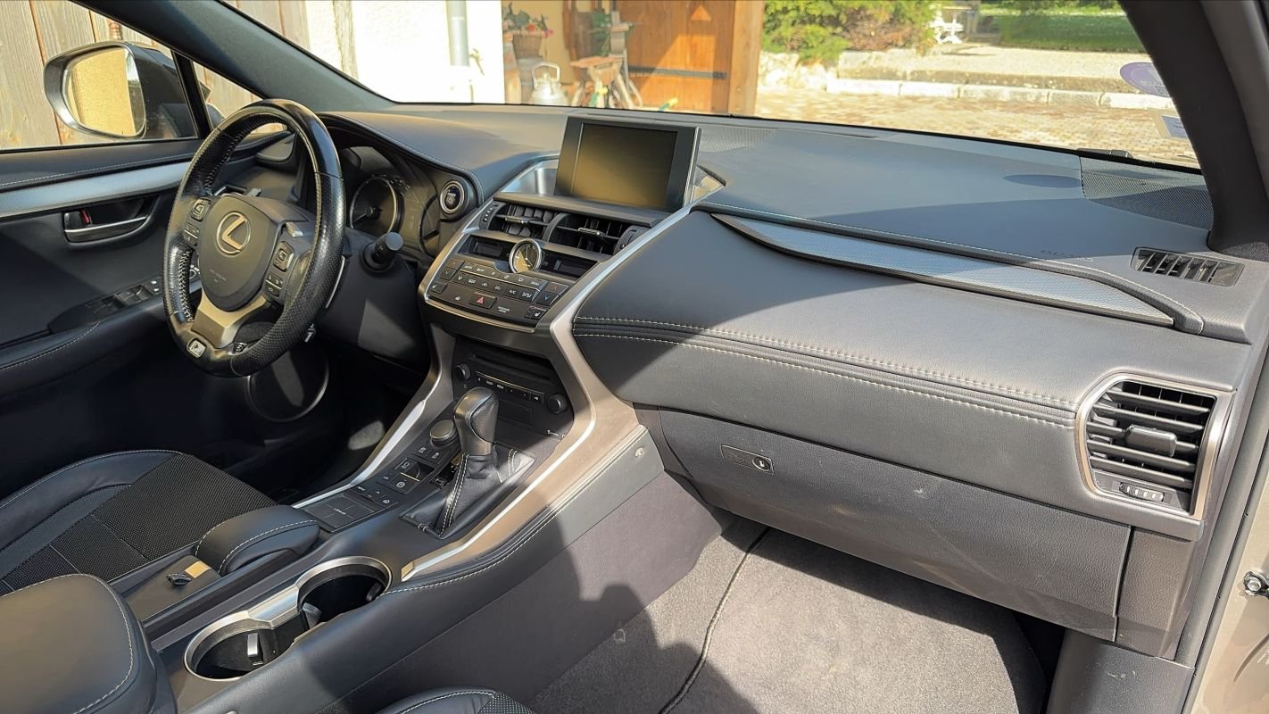 Lexus NX 300h - Photo 10