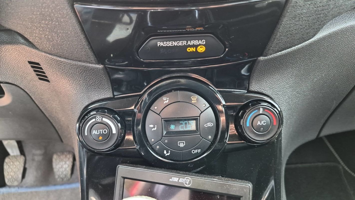 Ford Fiesta - Photo 13