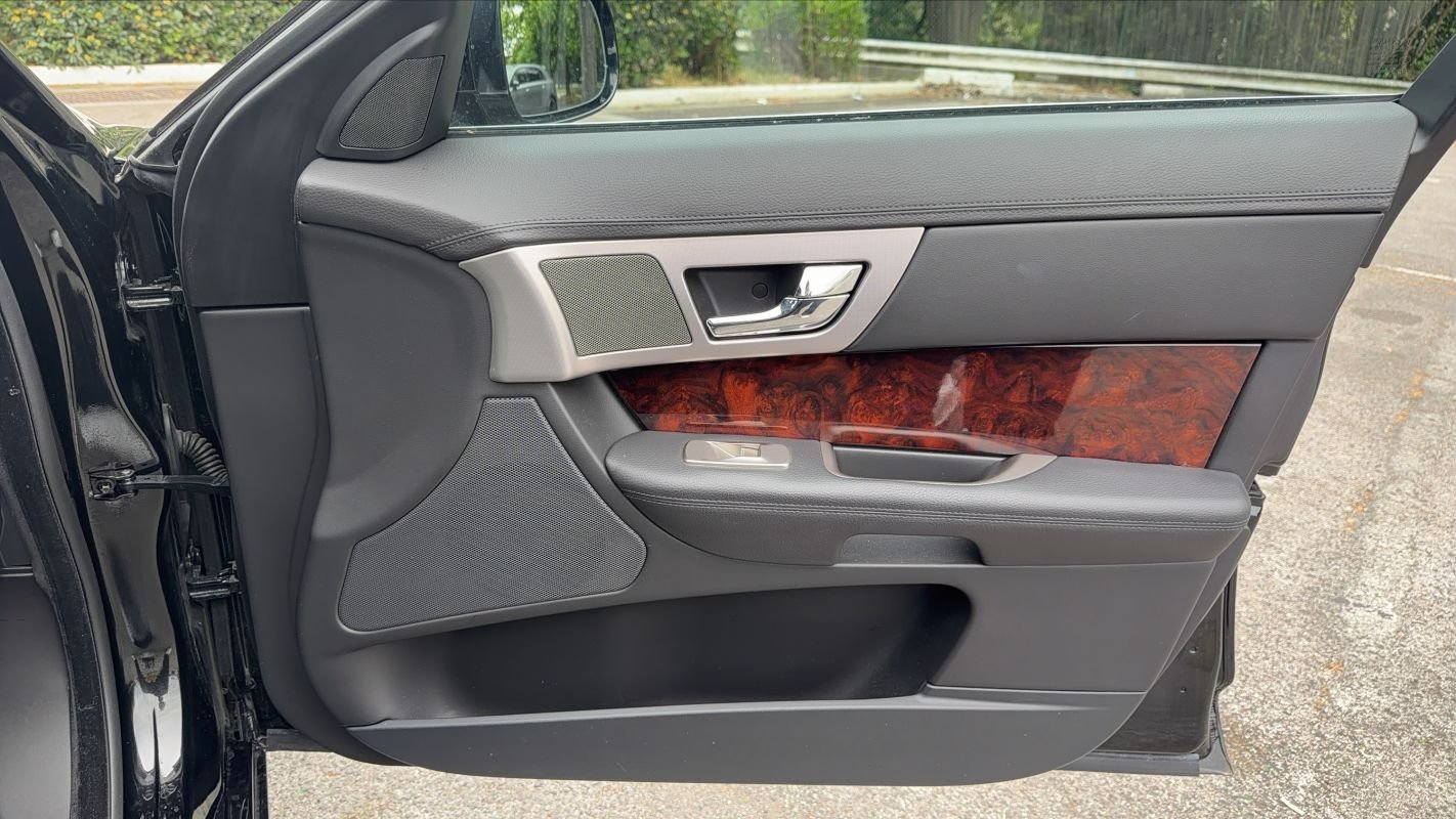 Jaguar XF - Photo 24