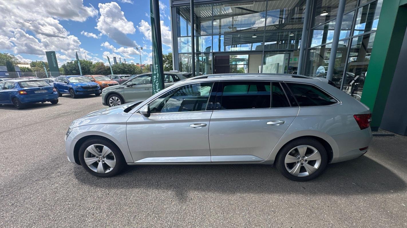 Skoda Superb Combi - Photo 2