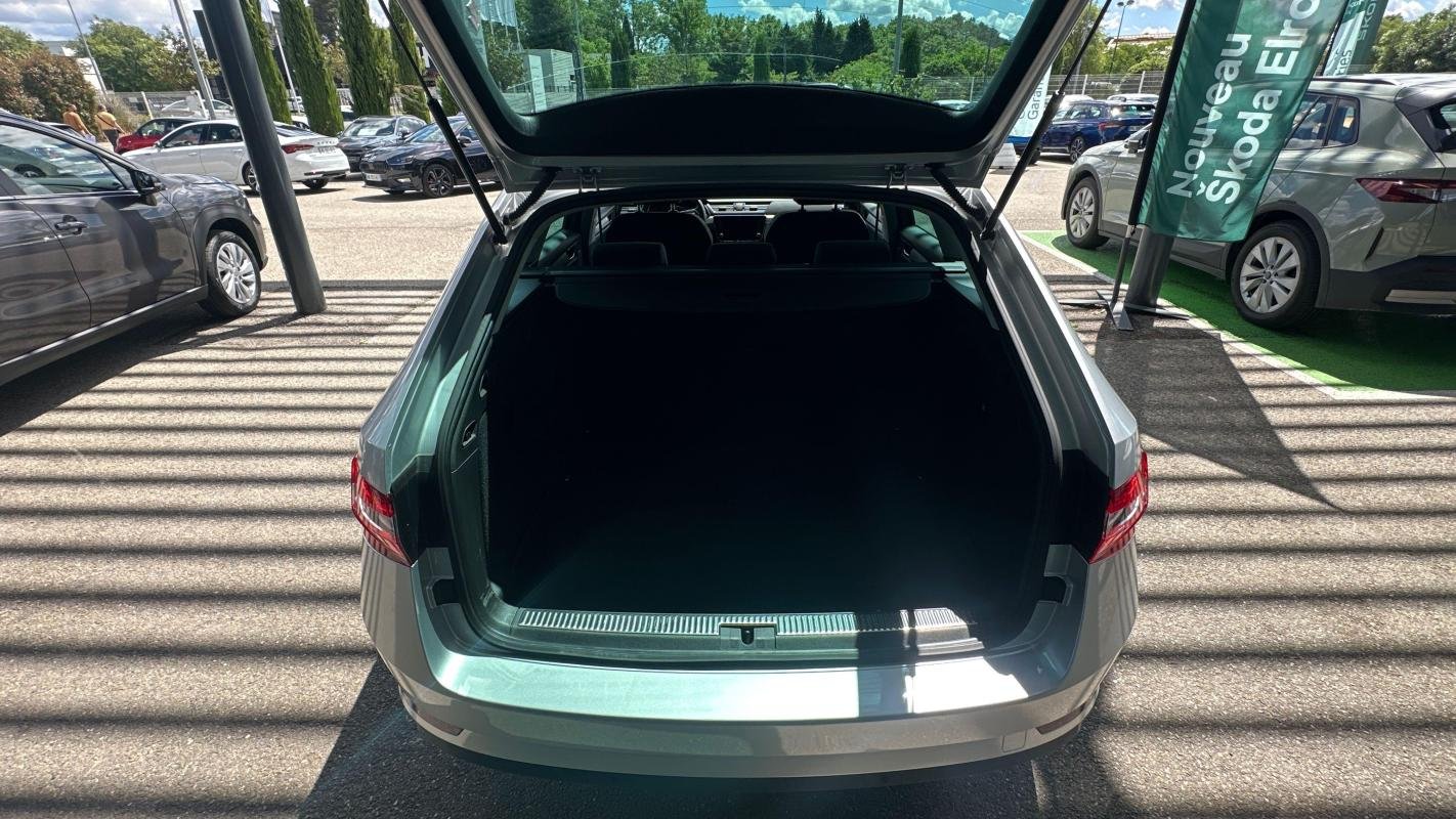 Skoda Superb Combi - Photo 26