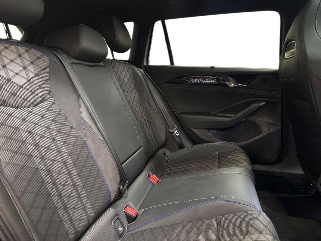 Volkswagen Passat - Photo 23
