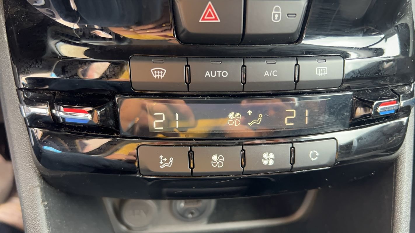 Peugeot 208 - Photo 24
