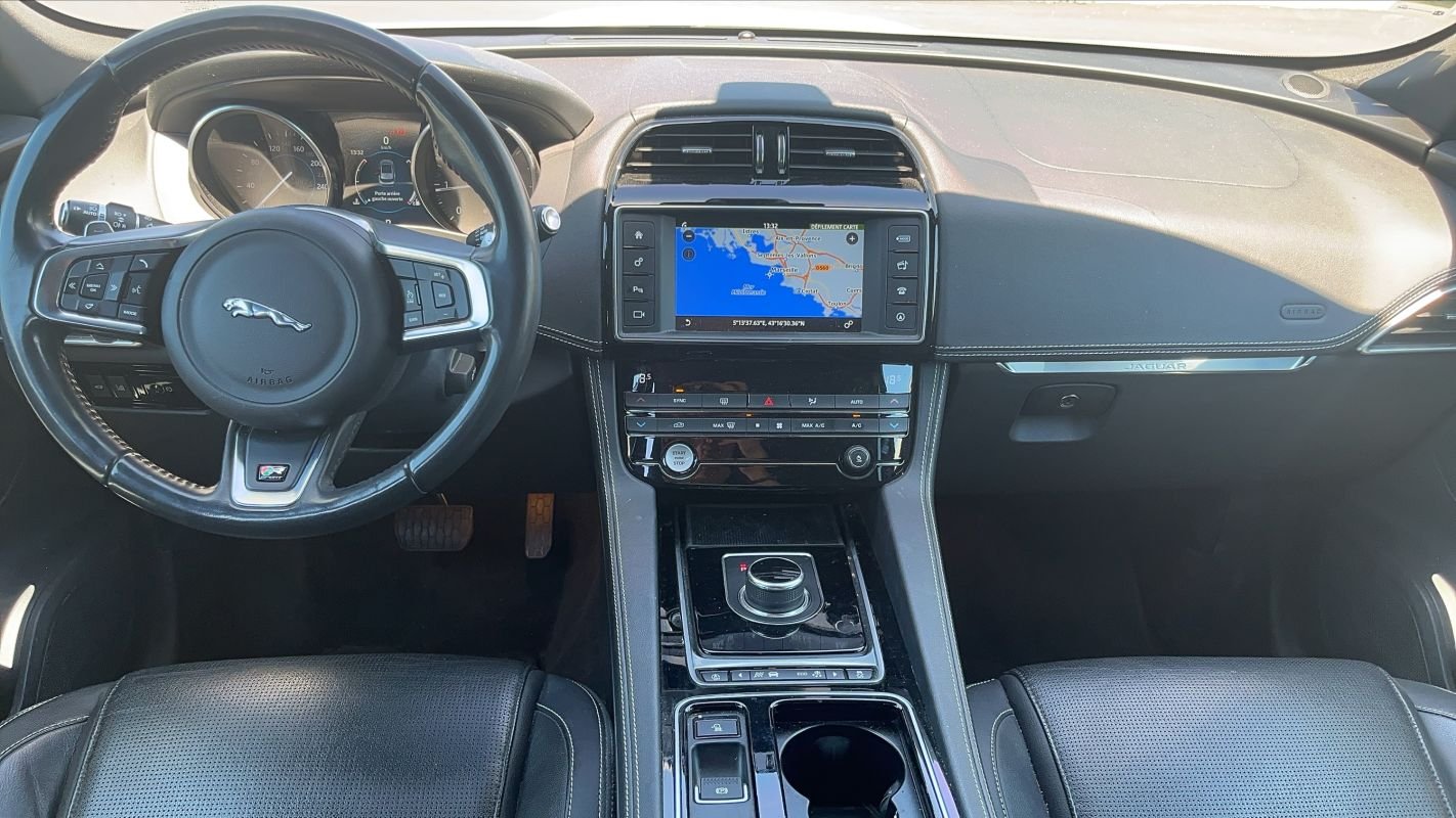 Jaguar F-Pace - Photo 11