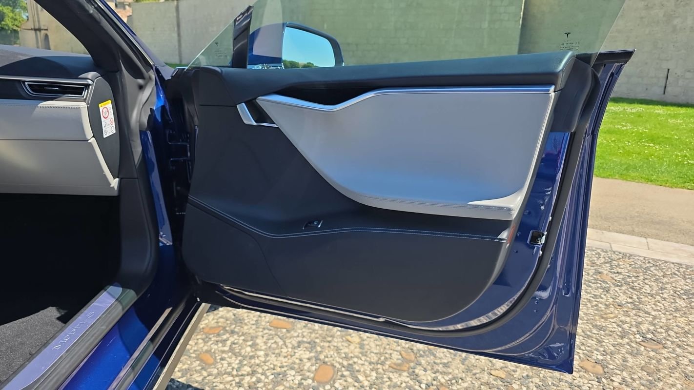 Tesla Model S - Photo 22