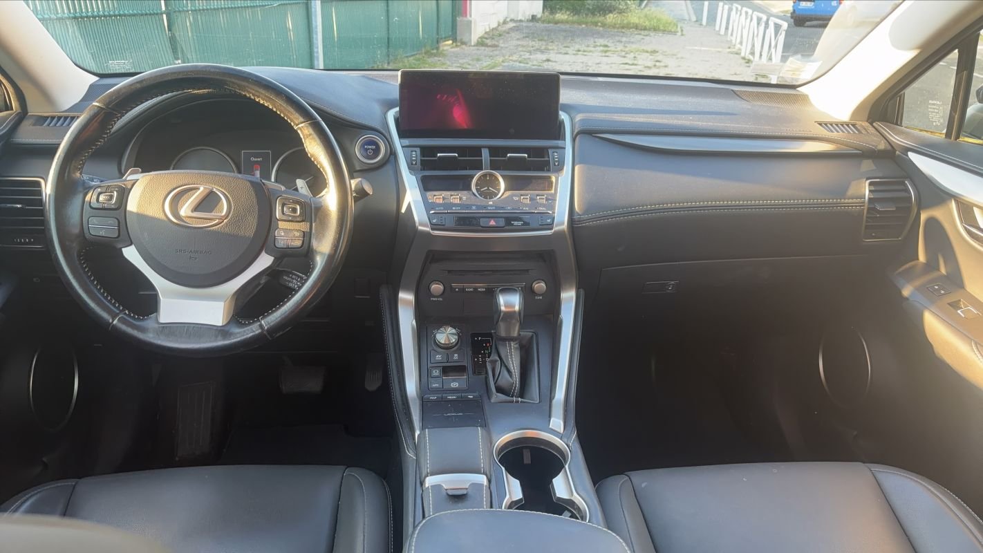 Lexus NX 300h - Photo 11