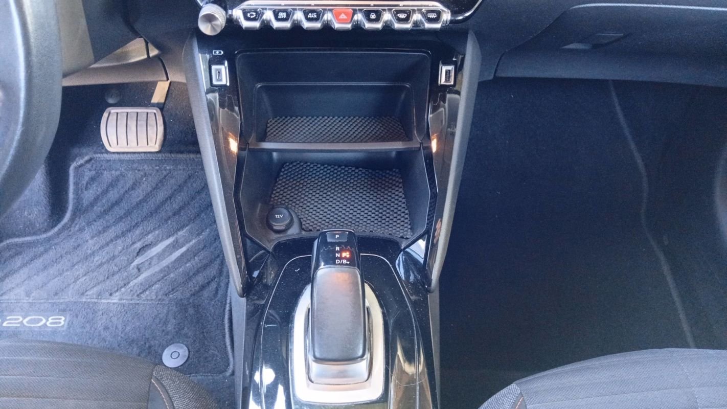 Peugeot E-208 - Photo 13