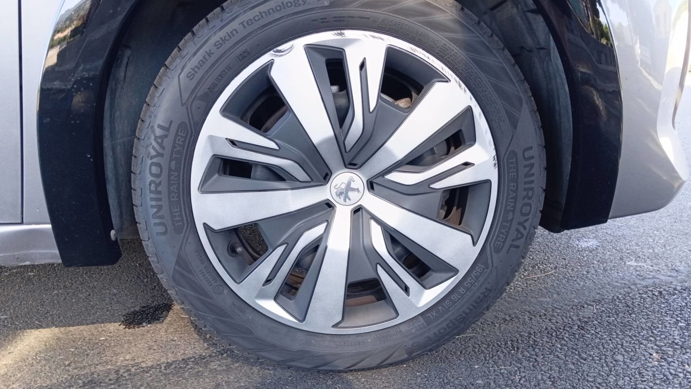 Peugeot E-208 - Photo 17