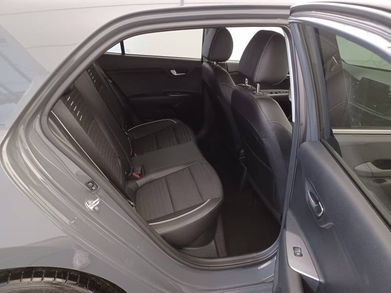 Kia Rio - Photo 15